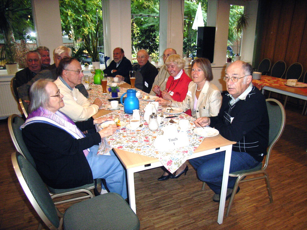 v.l.n.r.: Annerose Baumann, Klaus Bergert, Jürgen F. Künne, Dr. Ulrich Grade, Hermann-Otto Witte, gegenüber: Günter Böries, Erwin Jäger, Kurt Renner, Gerda Zimmermann, Margitta Foltz, Hans Dostmann