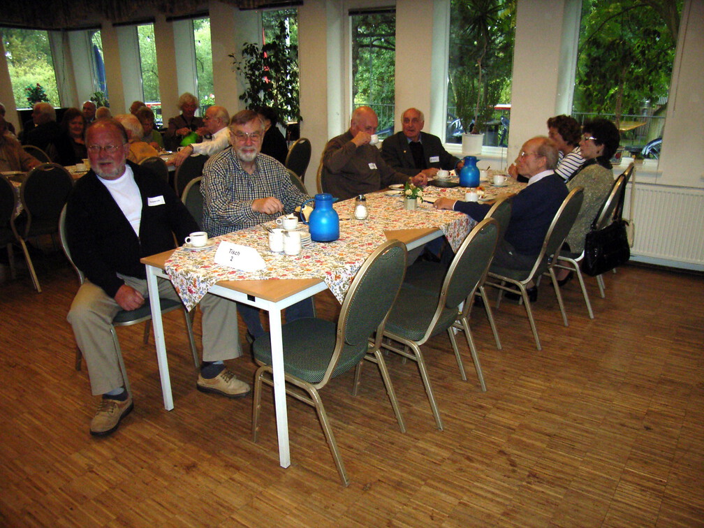 v.l.n.r.: Lutz Scheele, Hans Peter Mischke, Horst Schrader, Herbert Talke, gegenüber: Christa Ruprecht, Monika Fecht, Horst-Weerd Lehmann 
