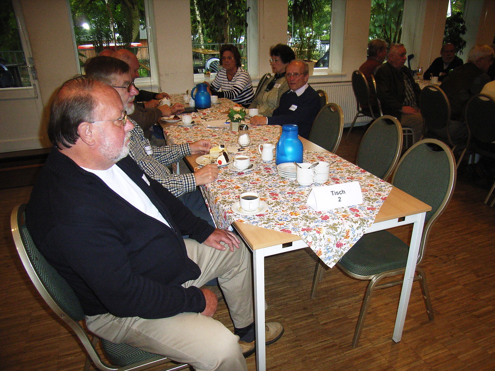 v.l.n.r.: Lutz Scheele, Hans Peter Mischke, Horst Schrader, Herbert Talke, gegenüber: Christa Ruprecht, Monika Fecht, Horst-Weerd Lehmann 