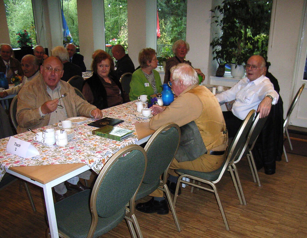 v.l.n.r.:  Reinhard Wille, Heidrun Helberg, Gisela Mosbahi, Elisabeth Ohl, gegenüber: Christiane Most, Dr. Wolfgang Most, Harald Helberg