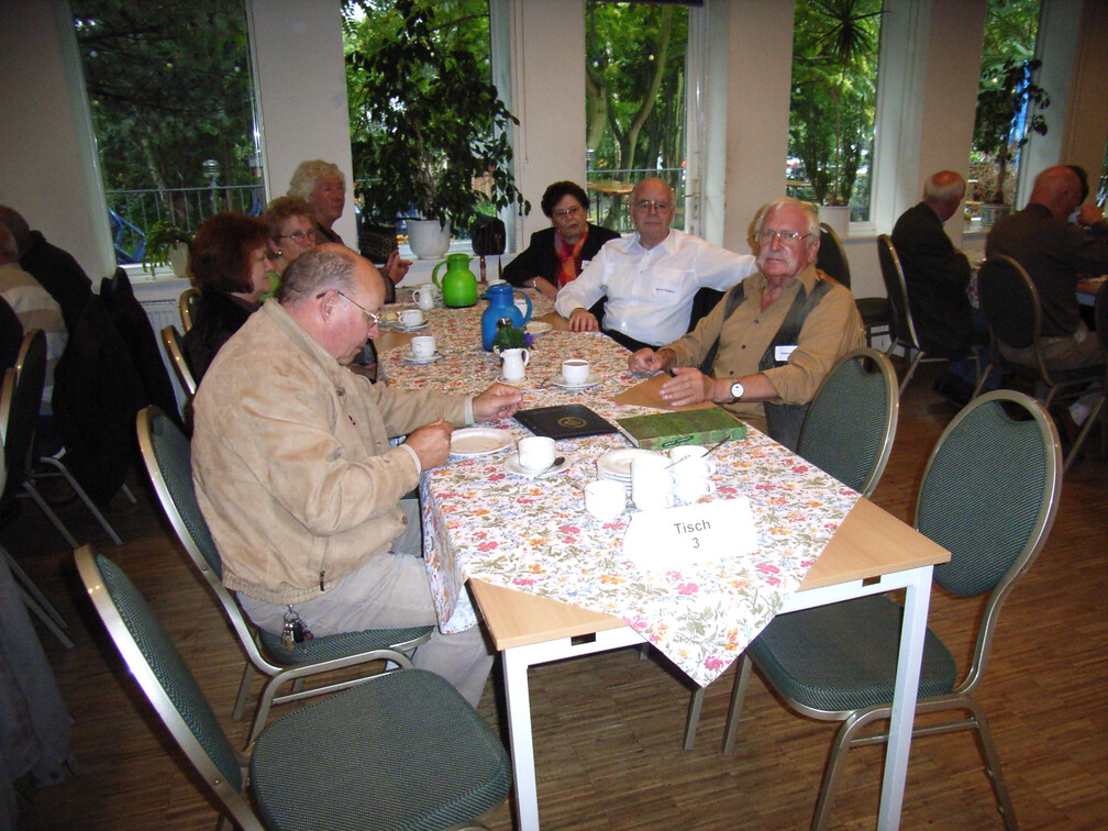 v.l.n.r.:  Reinhard Wille, Heidrun Helberg, Gisela Mosbahi, Elisabeth Ohl, gegenüber: Christiane Most, Dr. Wolfgang Most, Harald Helberg