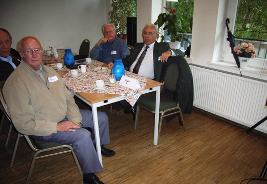 v.l.n.r.: Friedrich Möller, Peter Vick, gegenüber: Hans-Joachim Reinhold, Horst Kartes