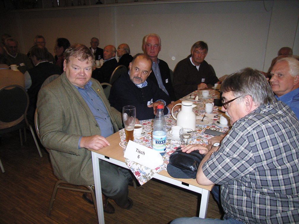 v.l.n.r: Walter Ohlheide, Horst Nahrius, Dietmar Heinemann, Manfred Klenke, gegemüber:  Albert Sorg, Dankwart Heitland