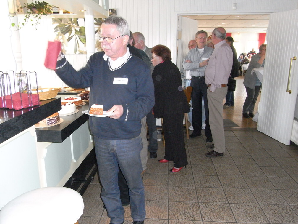 Schlange zum Kuchen fassen