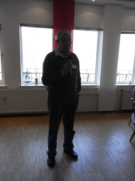 Schrader, Horst, K. schwingt seine Rede.