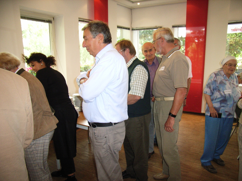 geduldiges Schlange stehen / Stern, Dr. Wolfgang / Meyer, Hans Herwald / Schröder, Horst / Dettmann, Jürgen / Baumann, Annerose