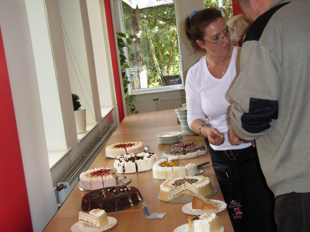 Unsere nette Bedienung und die obligatorischen Torten