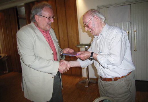 Brosch, Siegfried empfängt ein Geschenk von Meixner, Dr. Erich