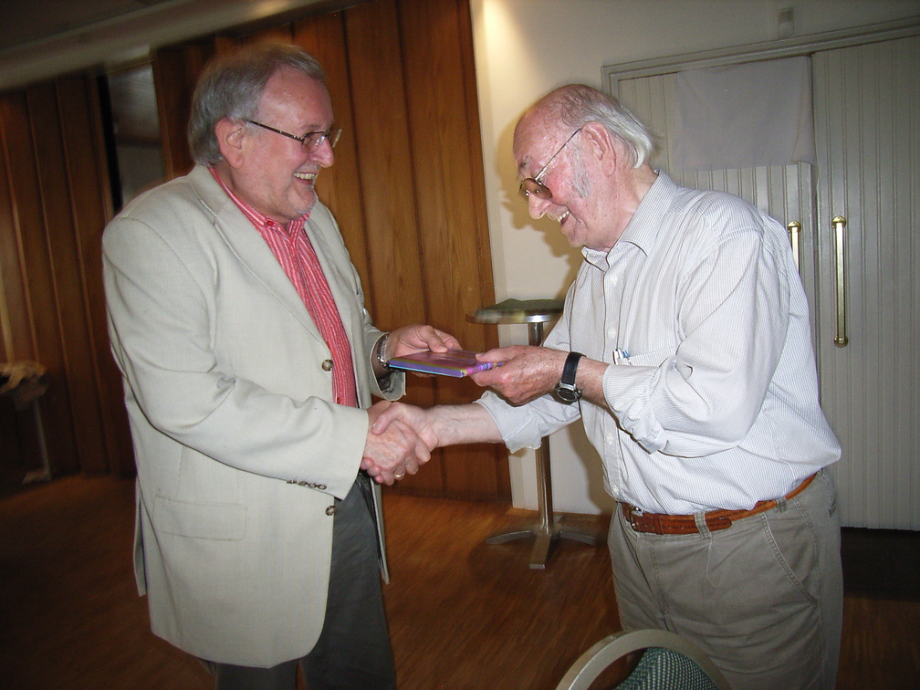 Brosch, Siegfried empfängt ein Geschenk von Meixner, Dr. Erich