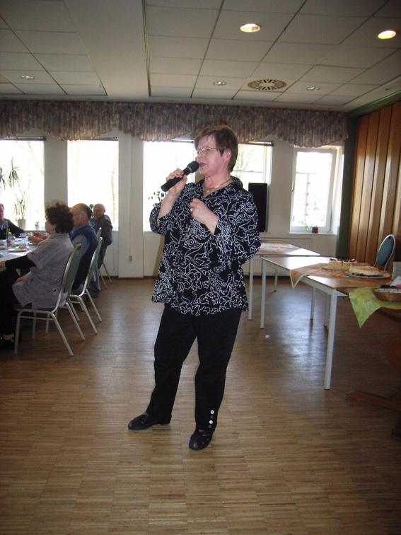 Frau Fuhse, Geschäftsführerin des Lokals, läd zum Tanztee ein.