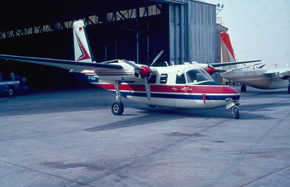 Vor dem Hangar in Kandahar