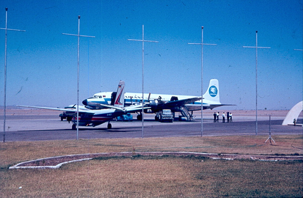 Aerocommander und ARIANA Passagiermaschine