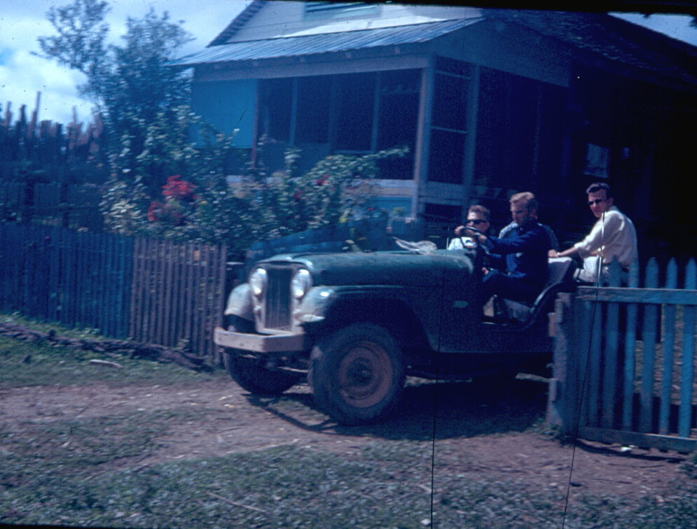 Jeep ohne Bremse vor dem Hotel 'Berlin'