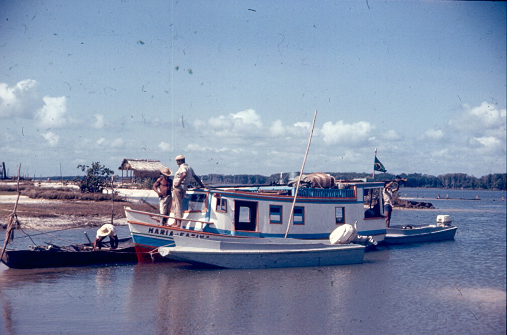 Arbeitsboote mit 'Mutterschiff'