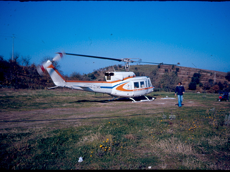 Meßhubschrauber Bell 212 am Landeplatz
