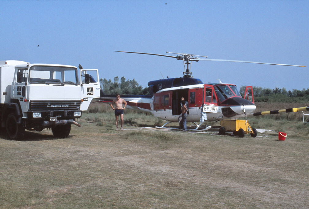 Heli-Trupp Ochse - Hubschrauber mit Tankwagen