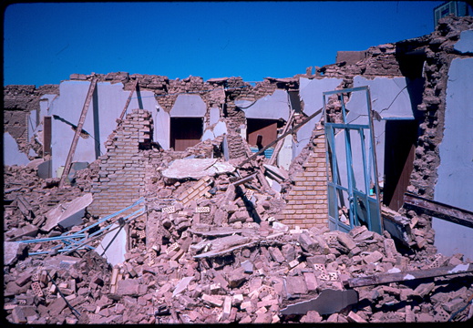 Durch Erdbeben zerstörtes Truppbüro in Tabbas