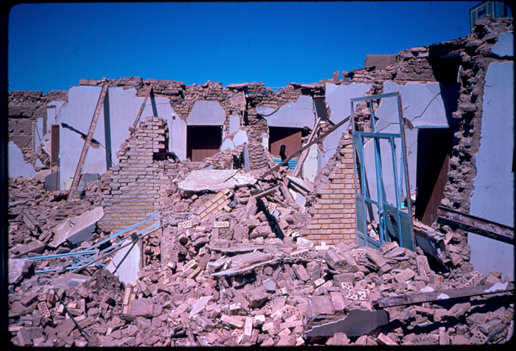 Durch Erdbeben zerstörtes Truppbüro in Tabbas