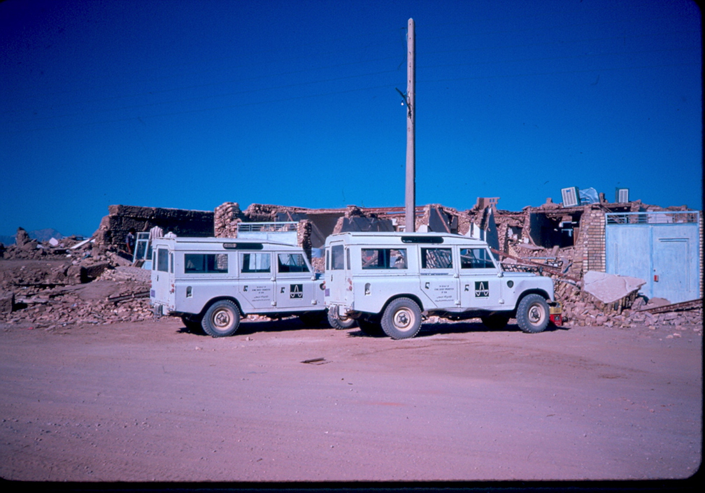 Landrover vor dem zerstörten Truppbüroi in Tabbas