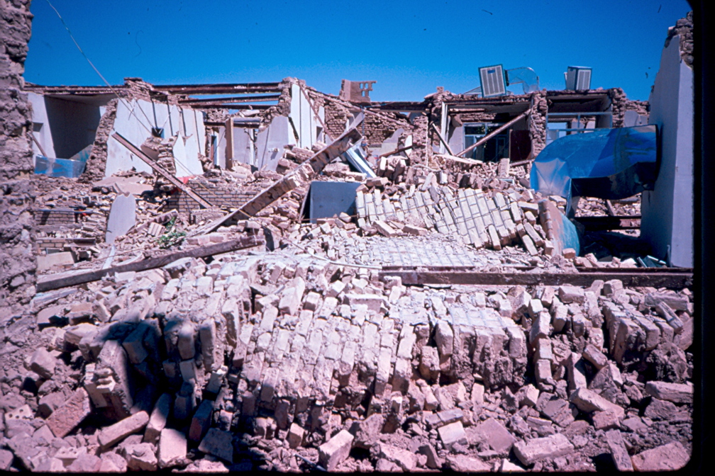 Durch Erdbeben zerstörtes Truppbüro in Tabbas