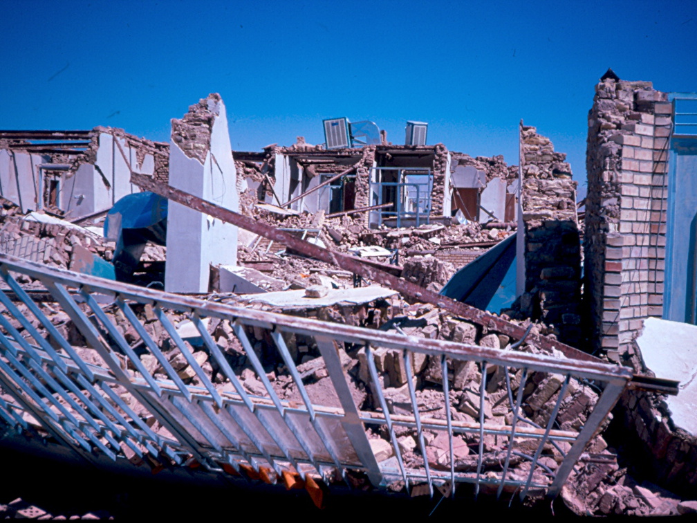 Durch Erdbeben zerstörtes Truppbüro in Tabbas