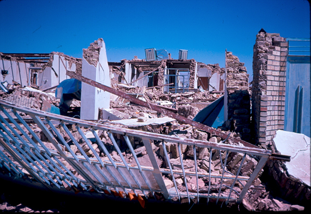 Durch Erdbeben zerstörtes Truppbüro in Tabbas