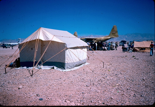 Prakla-Zelt, im Hintergrund Hilfsflugzeuge