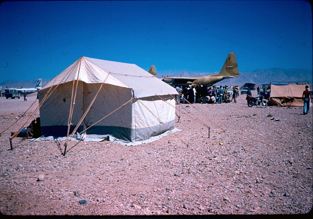Prakla-Zelt, im Hintergrund Hilfsflugzeuge