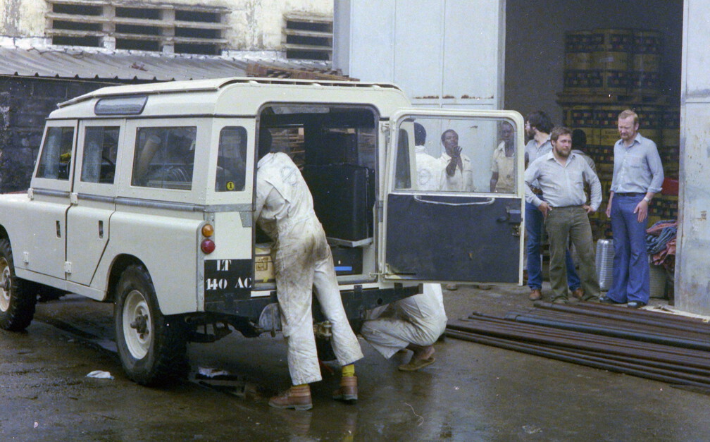 Logistik: ein Landrover wird in Douala vorbereitet