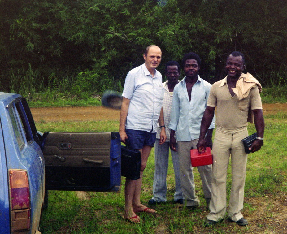 Truppmanager Schimkat mit seinen Helfern (Fahrer und Michel, der Koch)