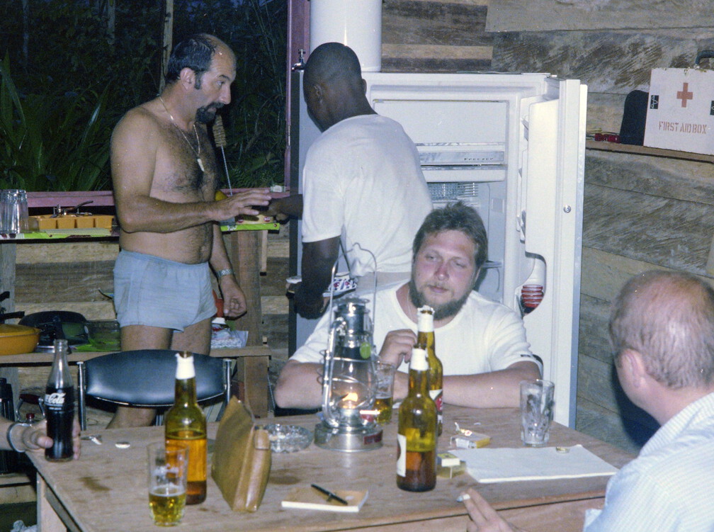 Zentrale in Lolodorf, Küche: Heli-Mechaniker, N.Hentschke, Michel, Schimkat