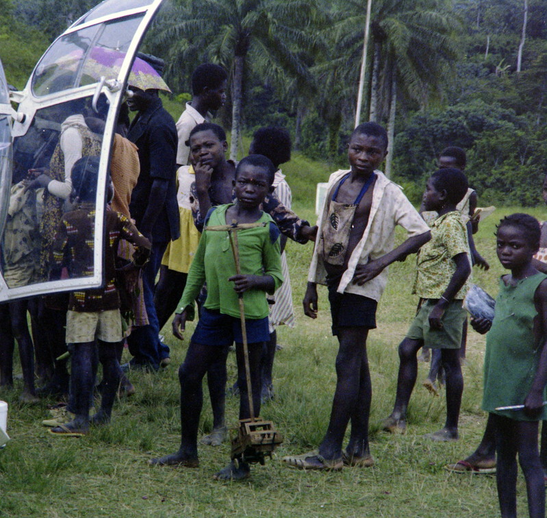 Attraktion für die Lolodorfer Fangemeinde: man kommt mit selbstgebauten Geländewagen 