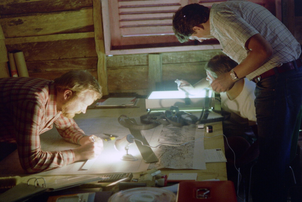 100% rel Feuchte - die Lampe trocknet das Arbeitsfeld auf der Karte