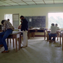 Großraumbüro in der Schule von Ngomedzap, Schulferien machen es möglich