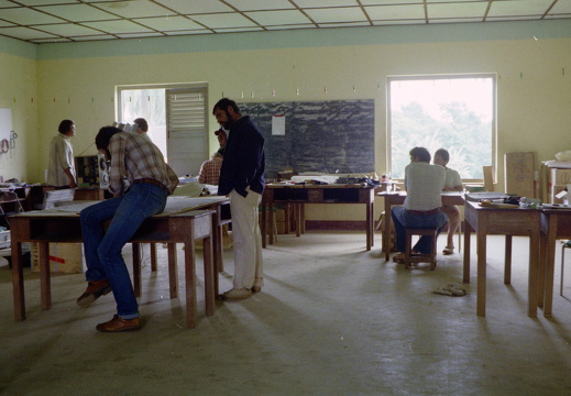 Großraumbüro in der Schule von Ngomedzap, Schulferien machen es möglich