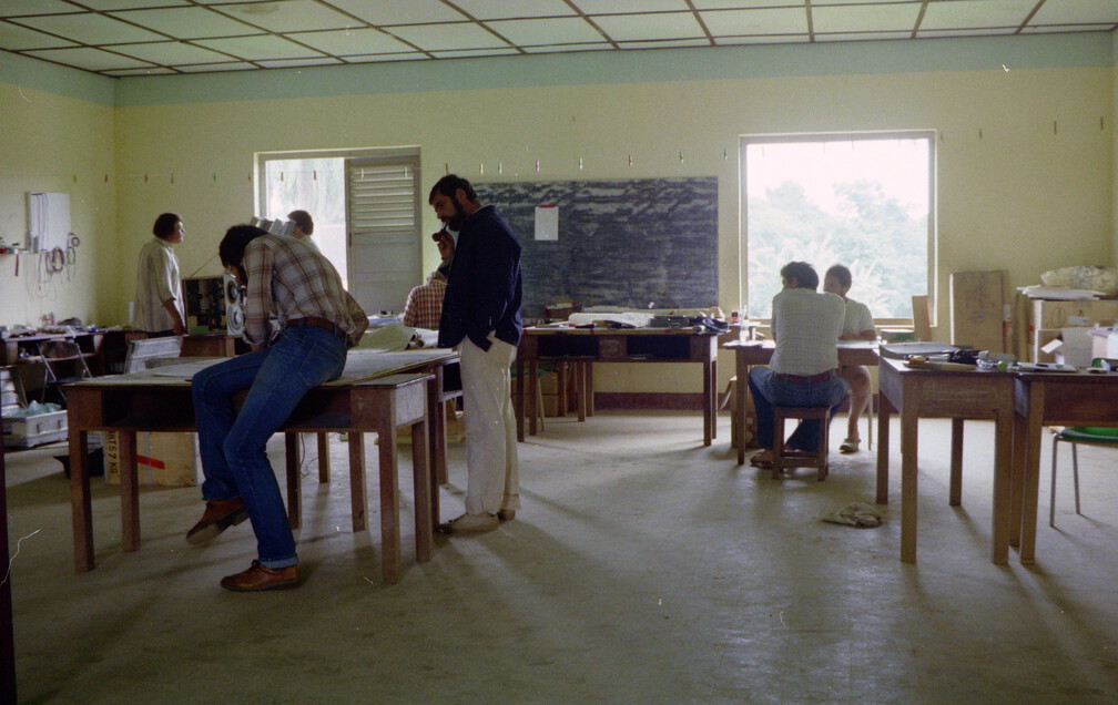 Großraumbüro in der Schule von Ngomedzap, Schulferien machen es möglich