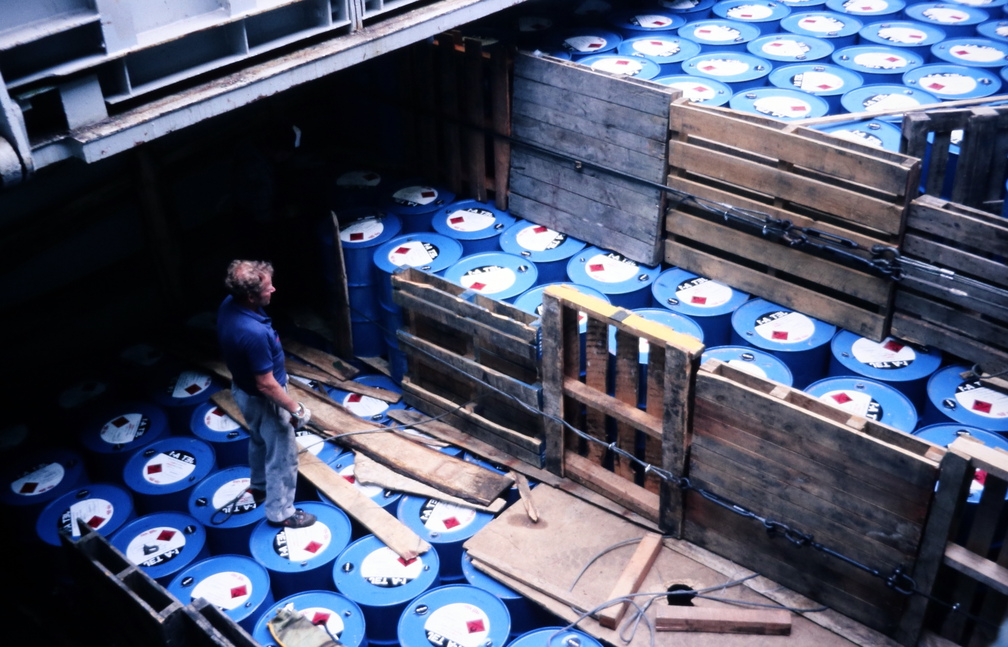 Kerosin für den Hubschrauberbetrieb im Laderaum der Polar Queen