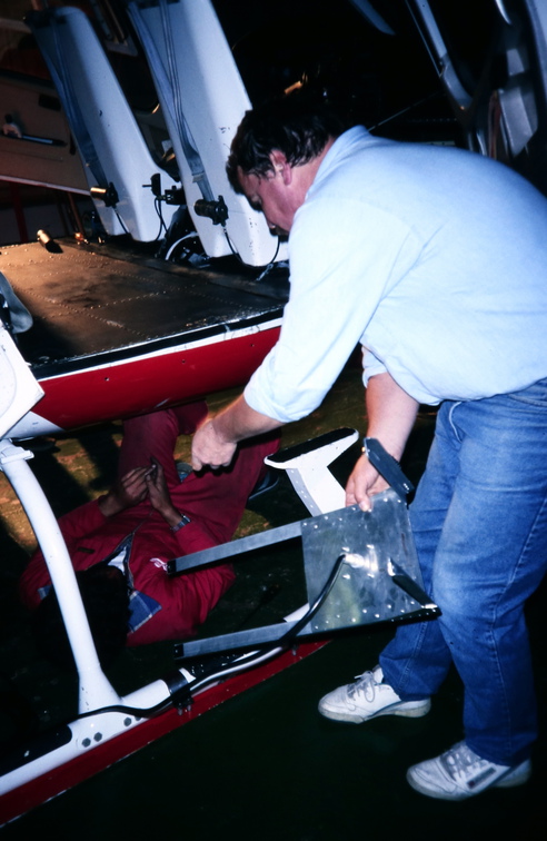 im Laderaum der PQ: Klaus Rothe bei der Installation der Apparatur in den Heli