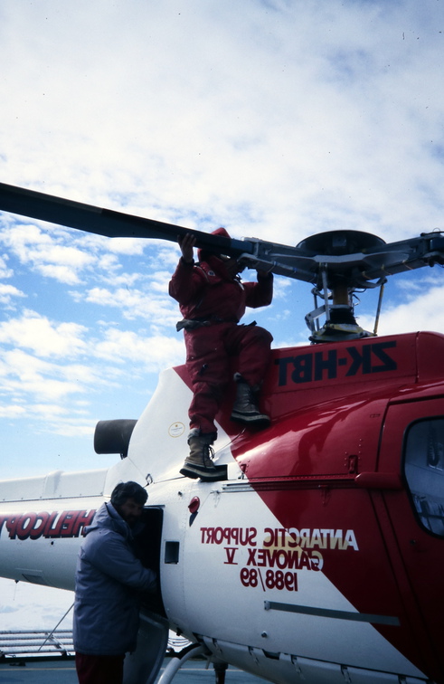 Heli mit montierten Rotorblättern an Deck