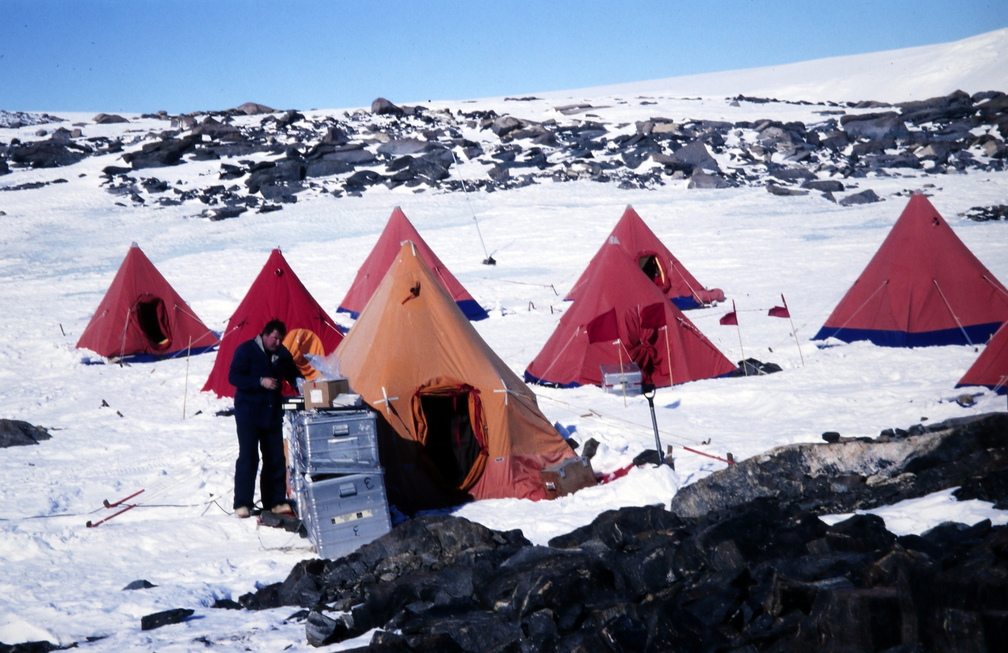 Scott-Zelte im Camp, sturmfest. Elektronik-Werkstatt im Vordergrund