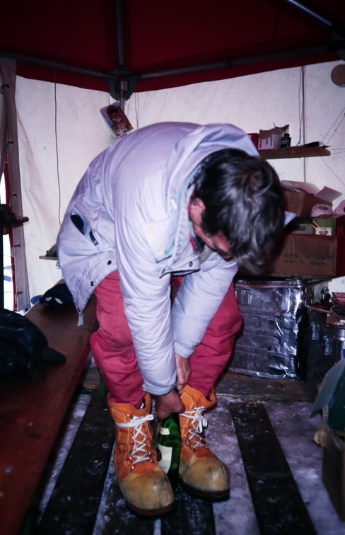 Projektabschluss: eine unterkühlte Sektflasche will mit Umsicht geöffnet werden