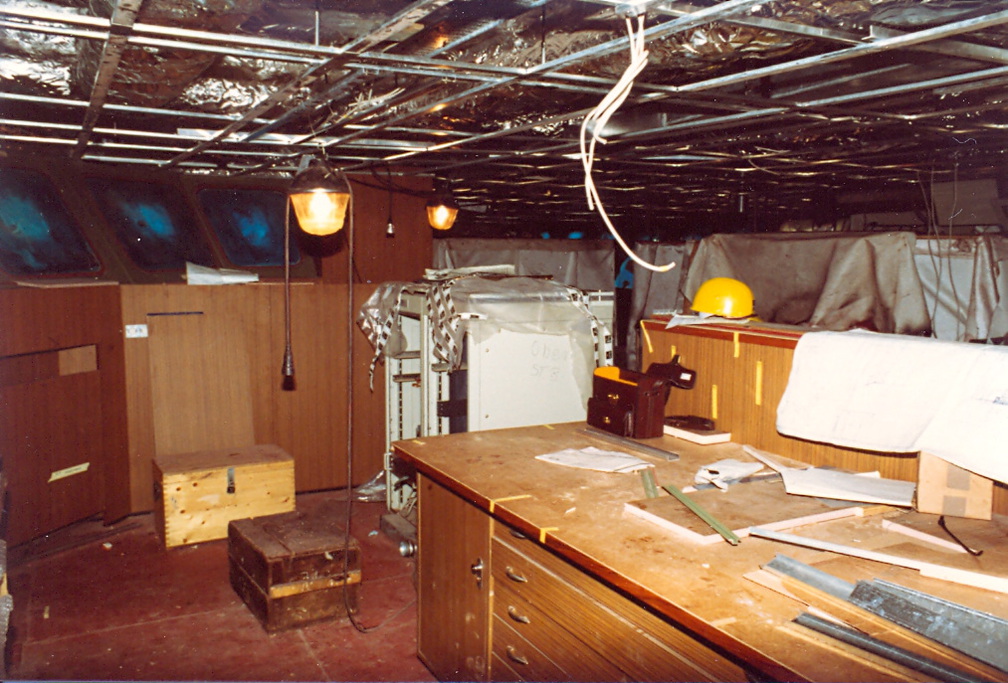 Kartentisch und Indas V Schrank