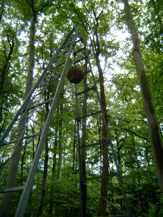 Die vier Tonnen schwere Kugel ist bereit zum Fall