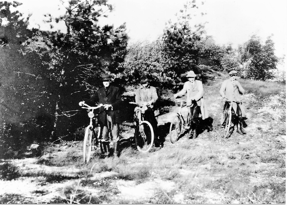 Unser Fortbewegungsmittel war, wie überall in Holland das Fahrrad (Fietze). - Paes, Schießmeister Körrer, Kolb, Rümenapp