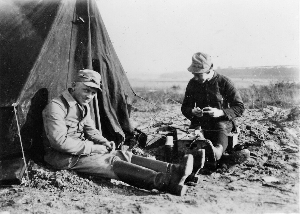 Wie bei allen technischen Neuerungen gab es auch bei uns Anfangsschwierigkeiten und Pannen. Manchmal versagte der Lichtschreiber, manchmal das Kabel.   -- Die neuen Stiefel.