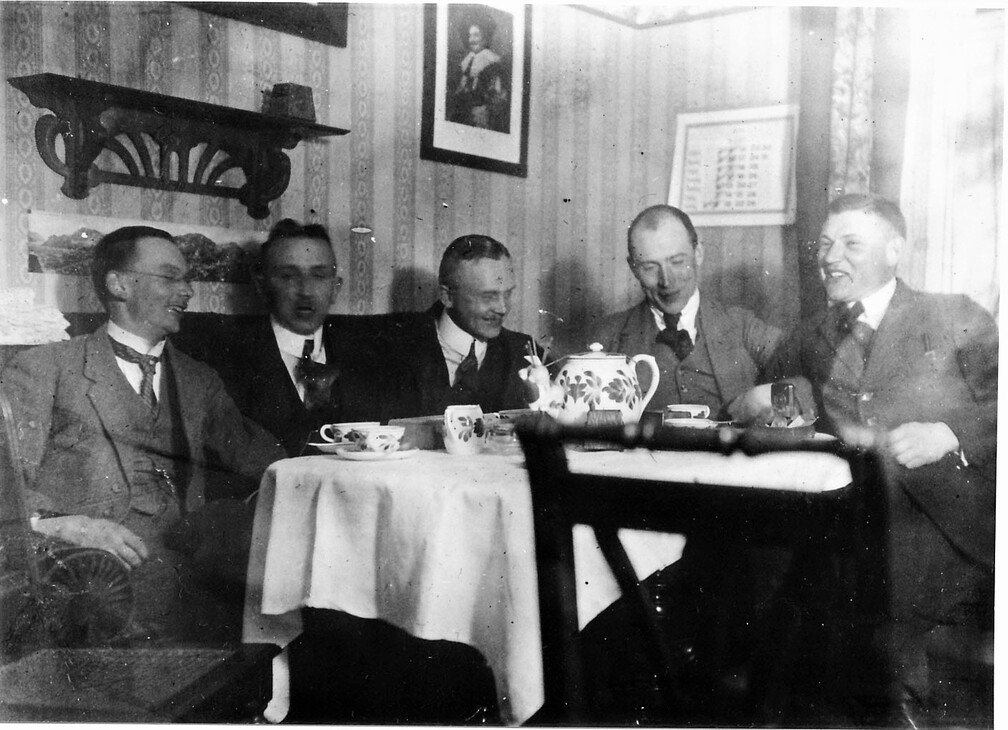 Am Tisch von links: Dr. Mügge, Rellensmann, Dr. Heise, Dr. Haubold, Kolb.  Rellensmann stammte wie ich aus Dortmund und war Markscheider wie ich. Er bewog mich, nach bestandenem MArkscheiderexamen ebenfalls zur Seismos zu gehen. Mit Dr. Geußenhainer, Lieb