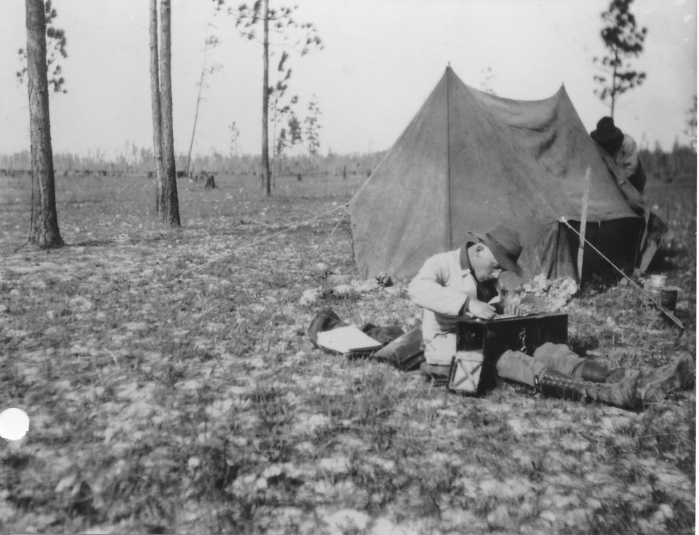 Am San Jacinto-River, Texas. Dr. Heise (Geologe)
