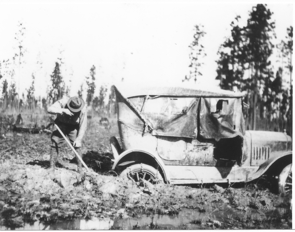 'Die Karre steckt im Dreck', eine Panne die immer wieder vorkam und unsere amerikanischen Helfer strapazierte.