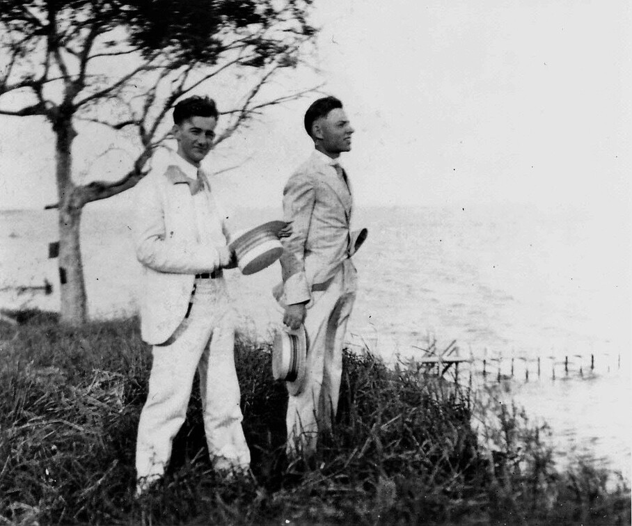 Louis Broussard, netter junger Amerikaner französicher Abstammung, Kolb (rechts). Wir lernten ihn im Haus eines Staatsanwalts Villemot kennen.  New Iberia, LA