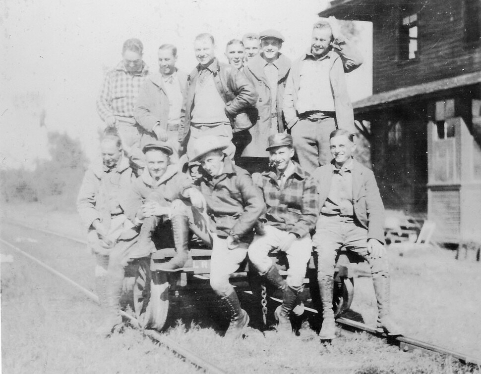 Die beiden Trupps auf einer Lore. -Oben rechts Dr. v. Helms.